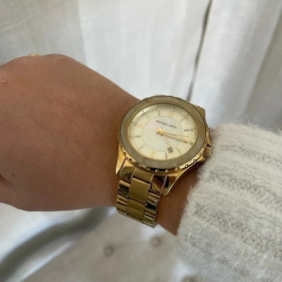 Women's Michael Kors Pearl Shell Watch. - Picture 5 of 7